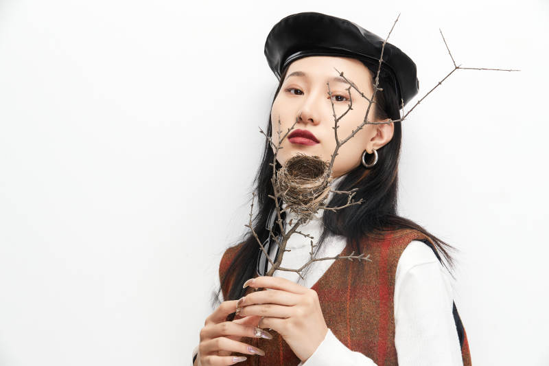 身穿复古服装的亚洲少女人像图片