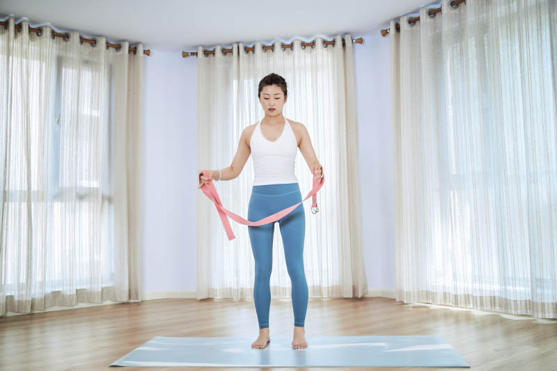 做瑜伽动作的亚洲年轻女性图片