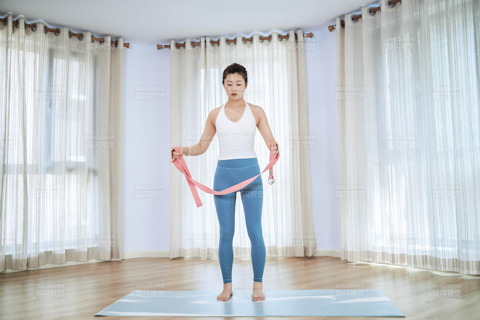 做瑜伽动作的亚洲年轻女性图片