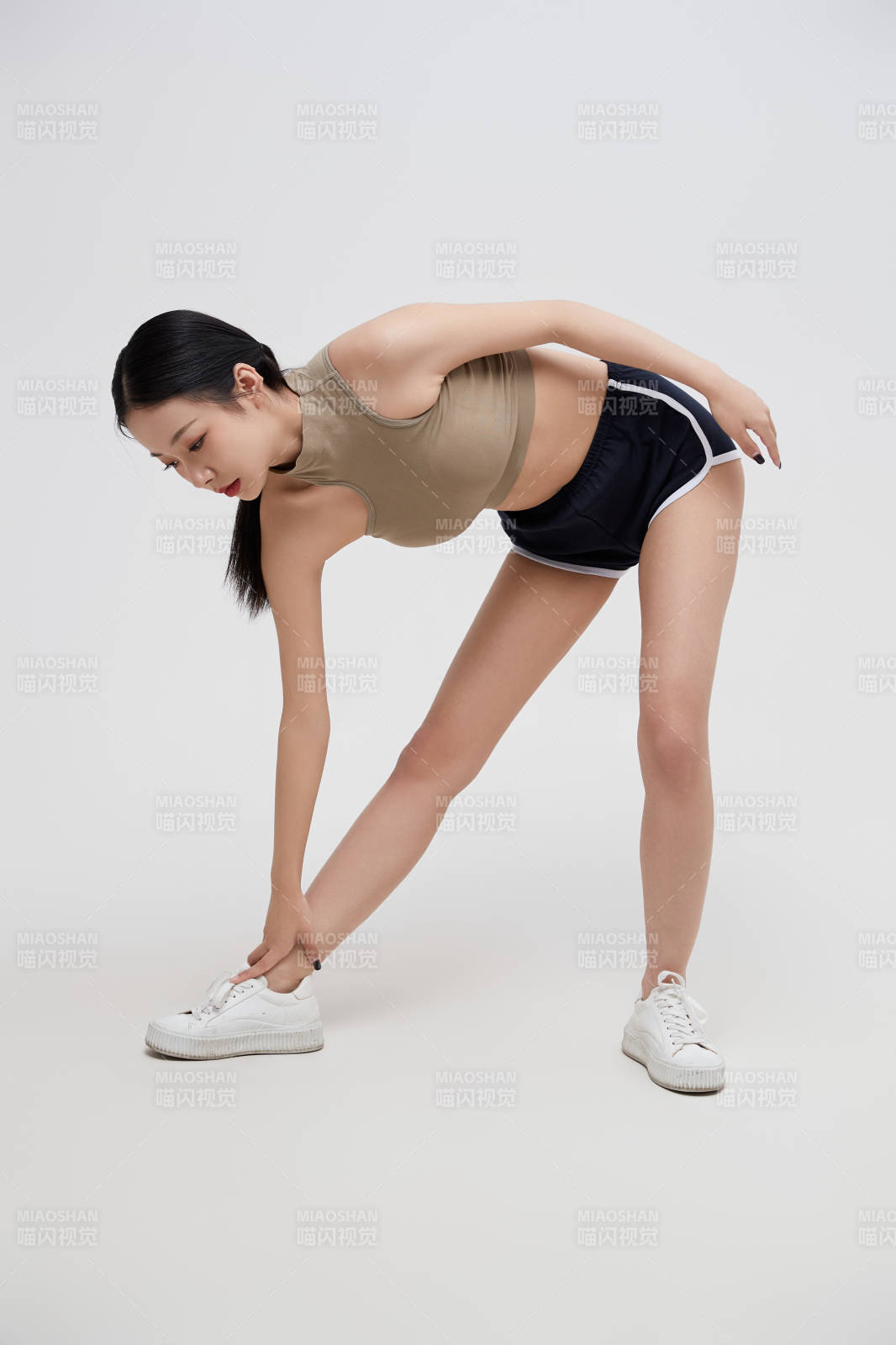 穿着运动服的亚洲美女图片