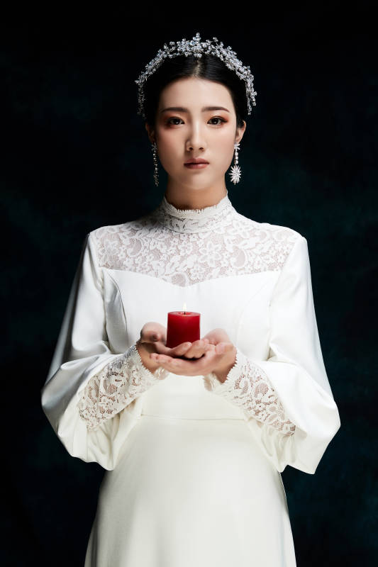 黑色背景下的女性复古婚纱妆面图片