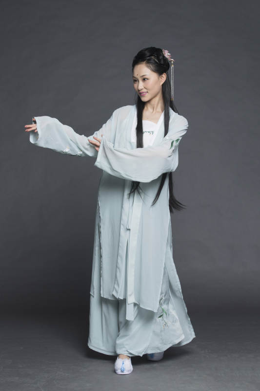 身穿古装的汉服女性人像汉服影棚拍摄图片