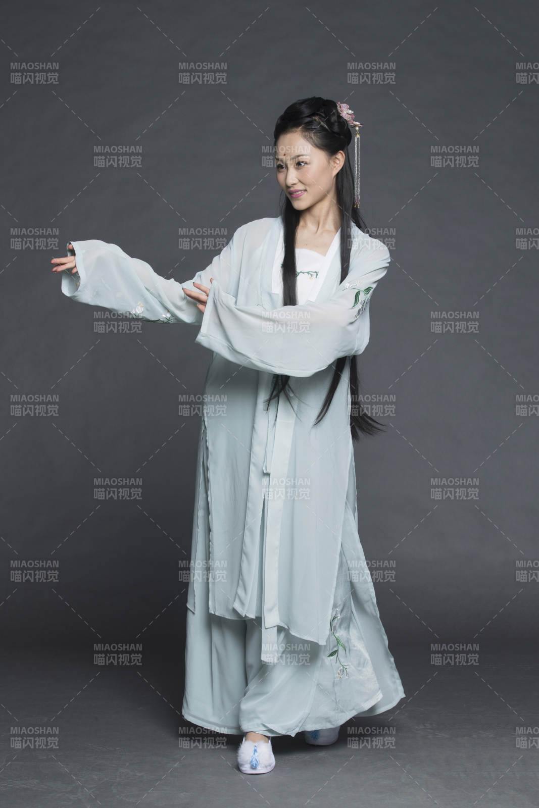 身穿古装的汉服女性人像汉服影棚拍摄图片