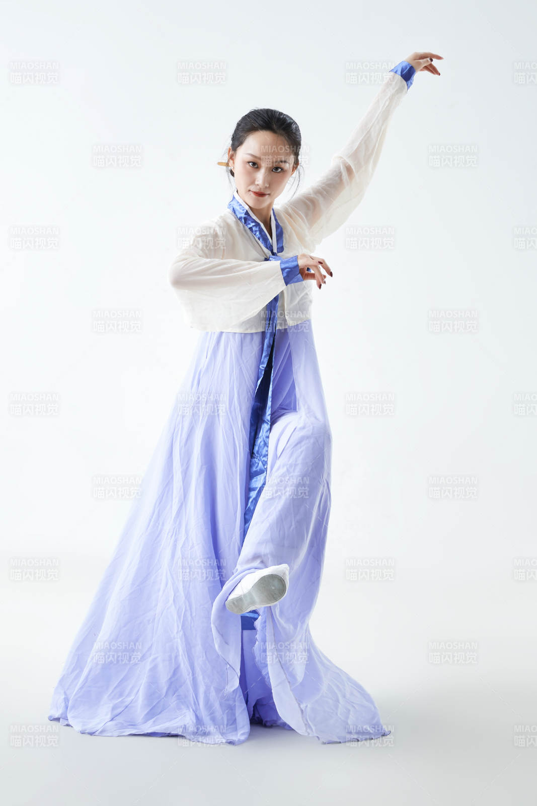 穿着中国朝鲜族传统服饰跳舞的少女图片