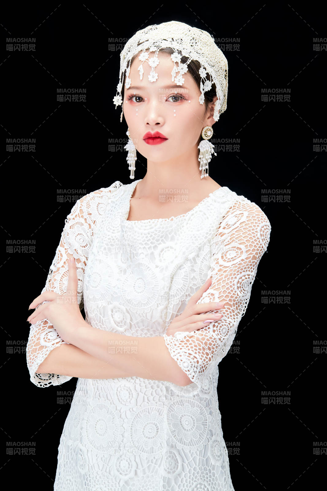 黑色背景下的美妆新娘彩妆人像图片