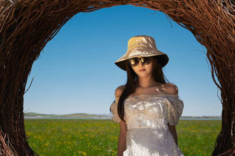 盛夏在草原湿地公园游玩的姑娘图片