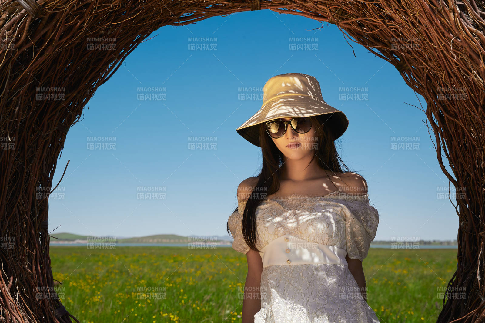 盛夏在草原湿地公园游玩的姑娘图片