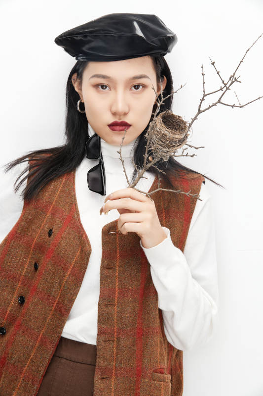 身穿复古服装的亚洲少女人像图片