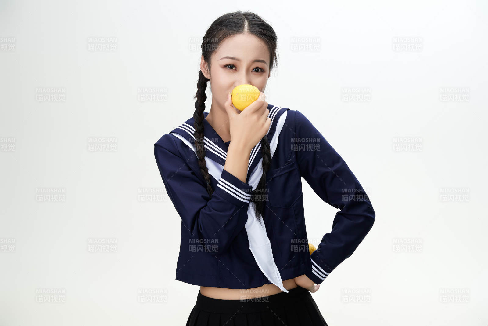 吃水果的亚洲东方长发少女图片