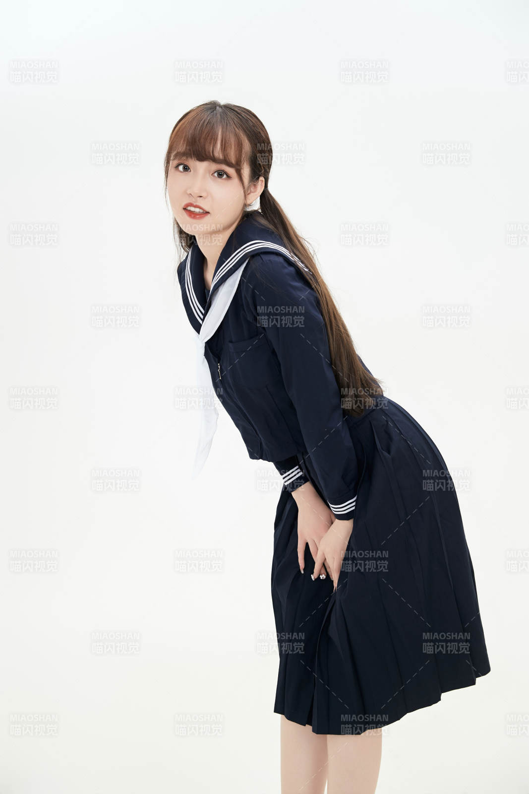 身穿日系高中制服的美丽少女图片