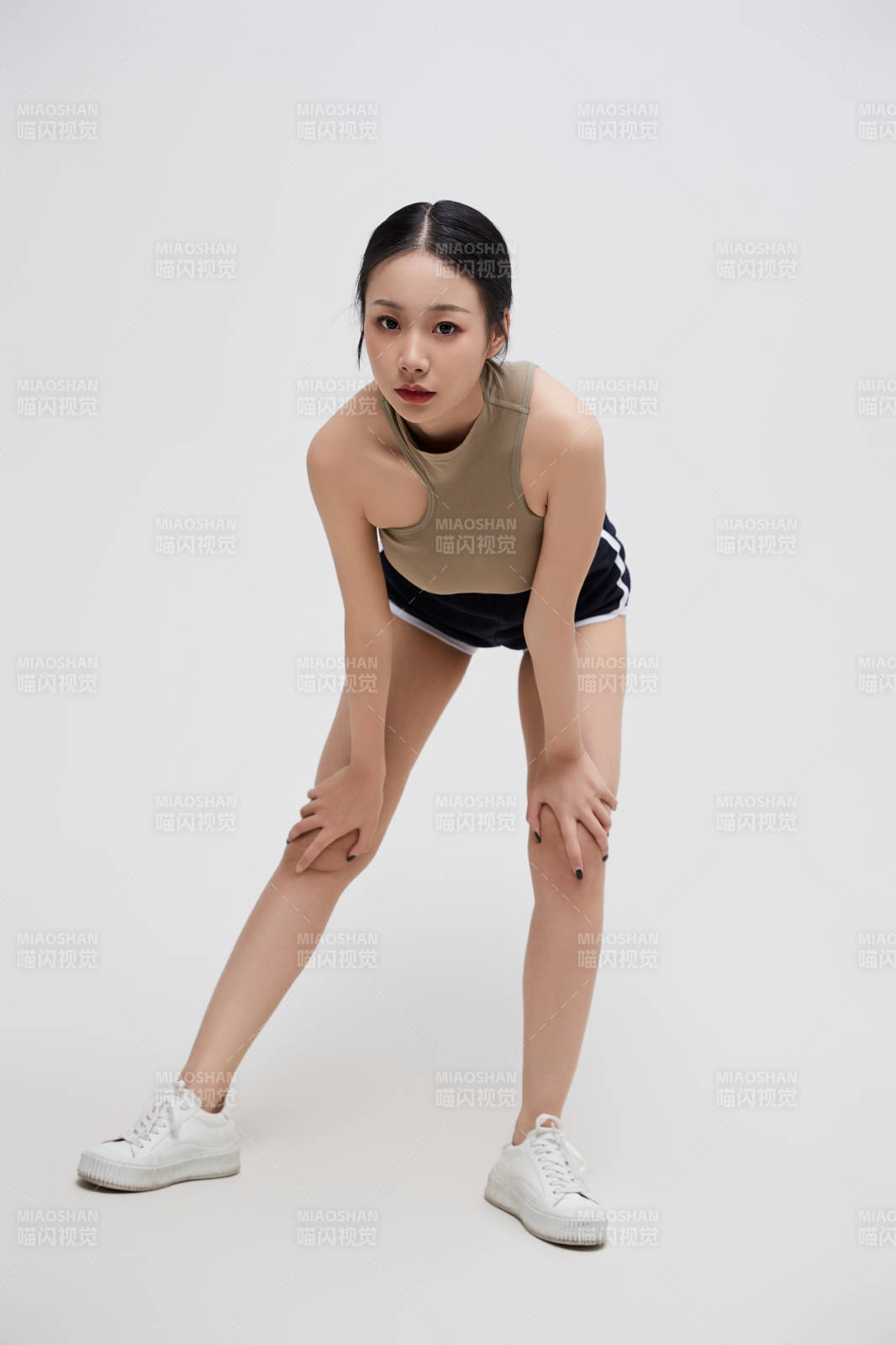 穿着运动服的亚洲美女图片