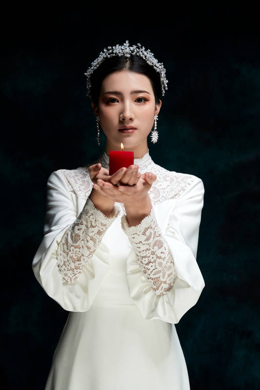 黑色背景下的女性复古婚纱妆面图片