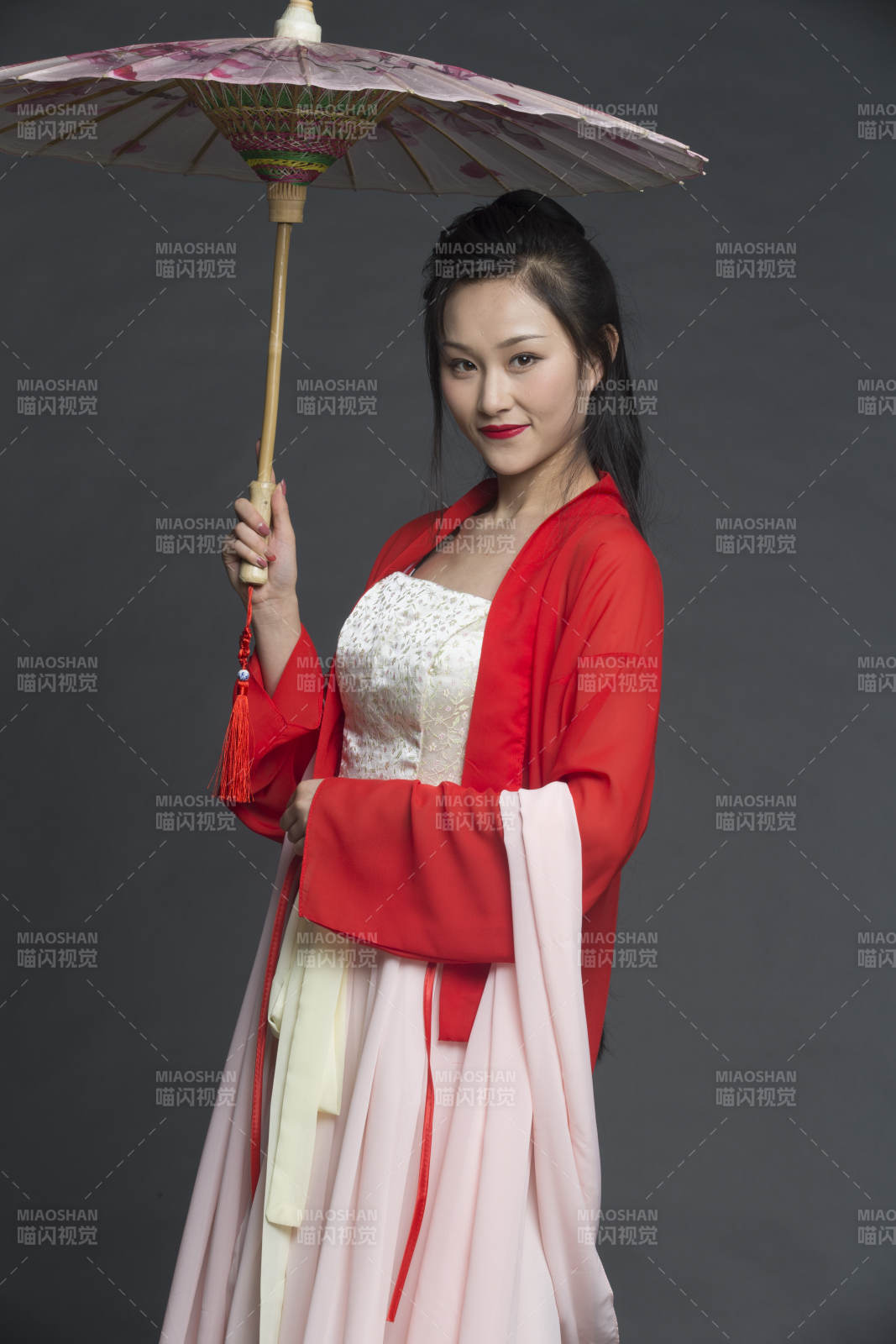 身穿古装的汉服女性人像汉服影棚拍摄图片