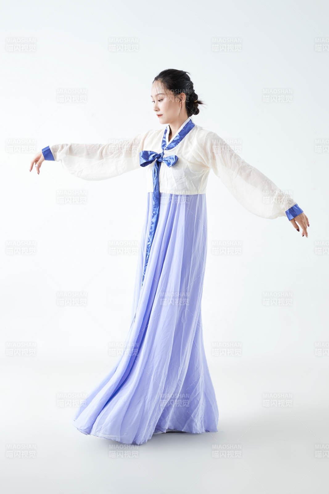 穿着中国朝鲜族传统服饰跳舞的少女图片