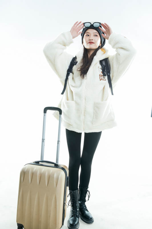 白色背景下准备出发旅行的美丽东方女大学生图片