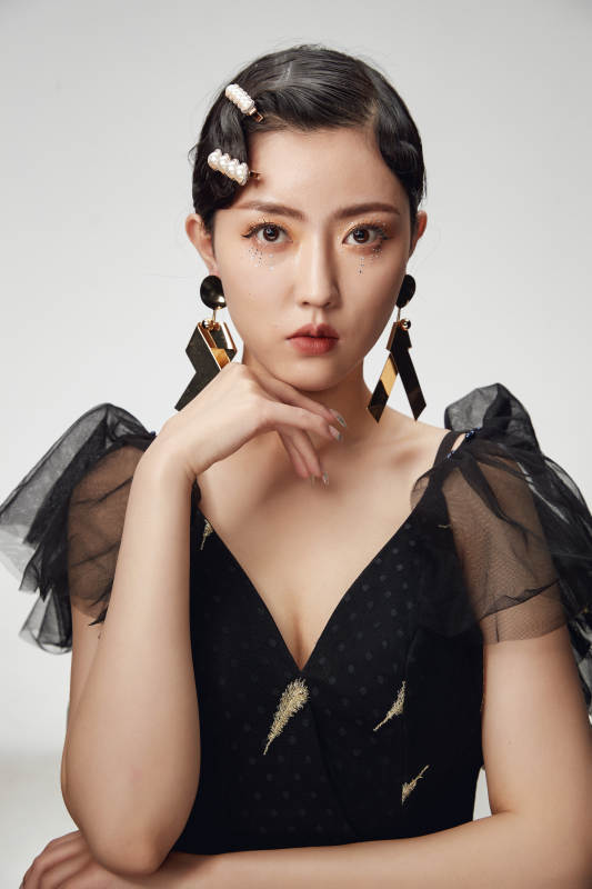 时尚亚洲女性婚纱妆面彩妆图片