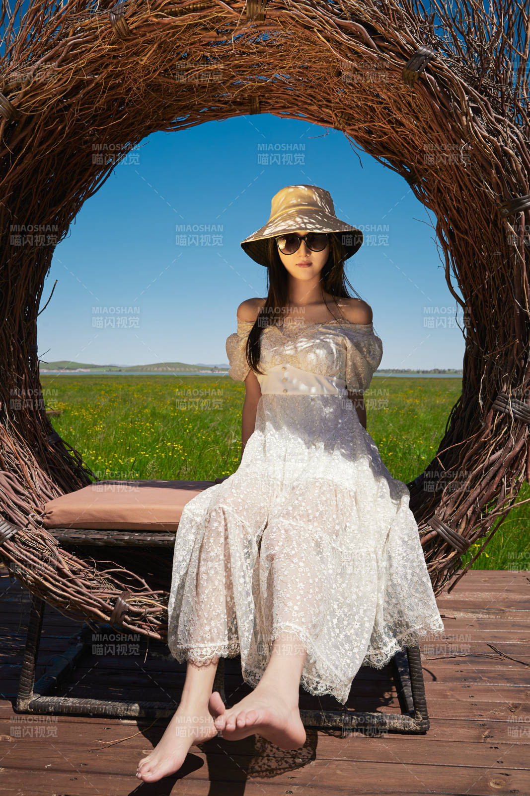 盛夏在草原湿地公园游玩的姑娘图片