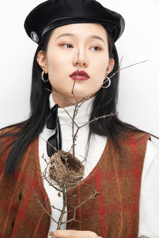 身穿复古服装的亚洲少女人像图片