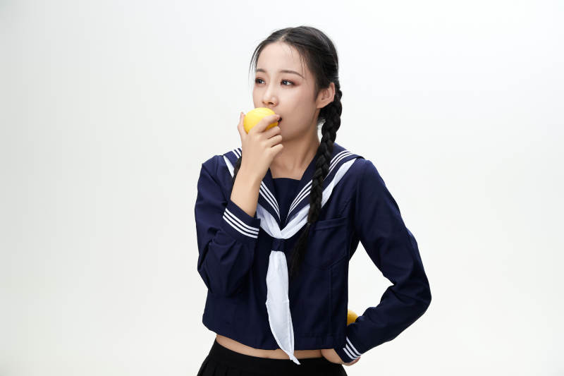 吃水果的亚洲东方长发少女图片