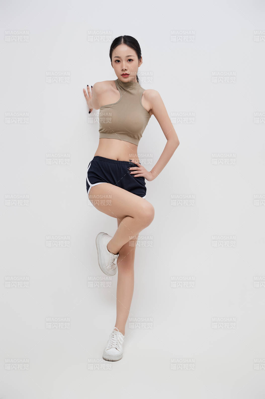 穿着运动服的亚洲美女图片