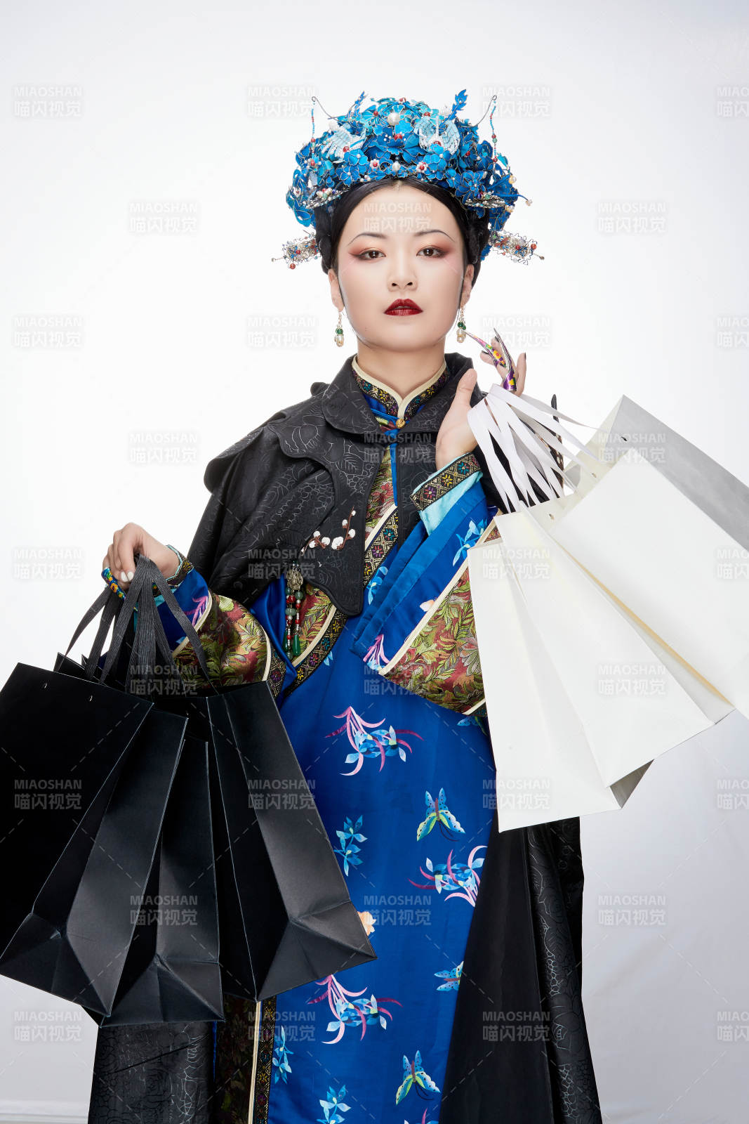 穿越而来手提购物袋的清朝皇后图片
