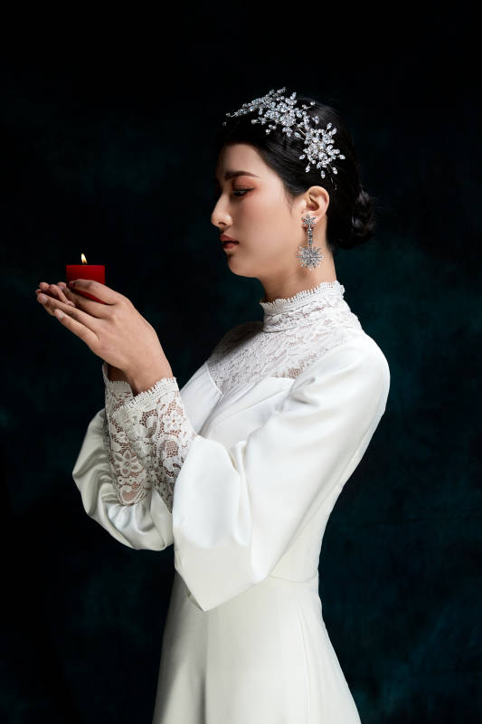 黑色背景下的女性复古婚纱妆面图片