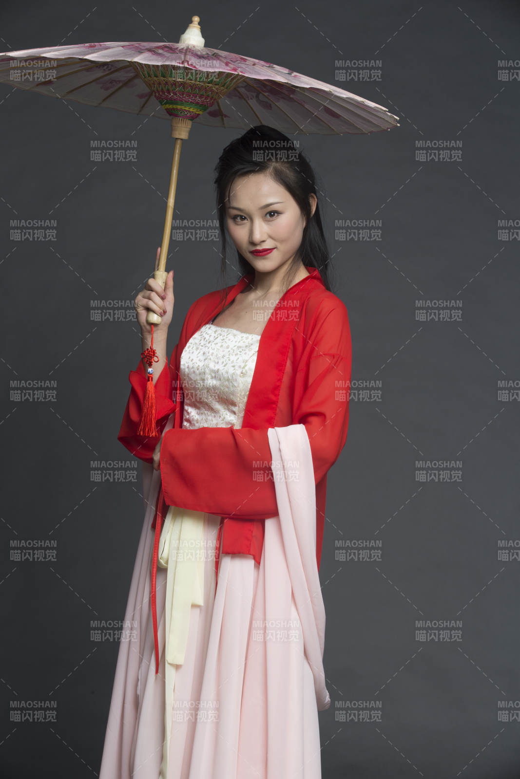 身穿古装的汉服女性人像汉服影棚拍摄图片