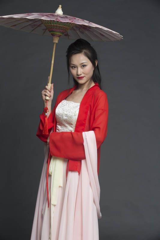 身穿古装的汉服女性人像汉服影棚拍摄图片