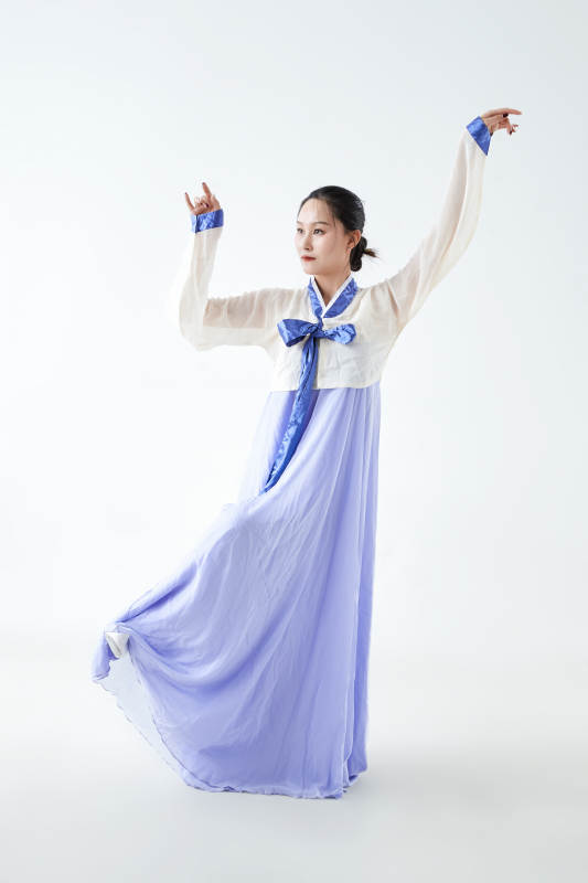 穿着中国朝鲜族传统服饰跳舞的少女图片