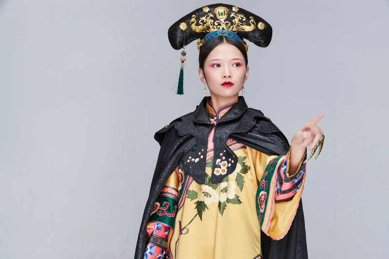 白色背景下的清代女性古装造型清朝古装图片