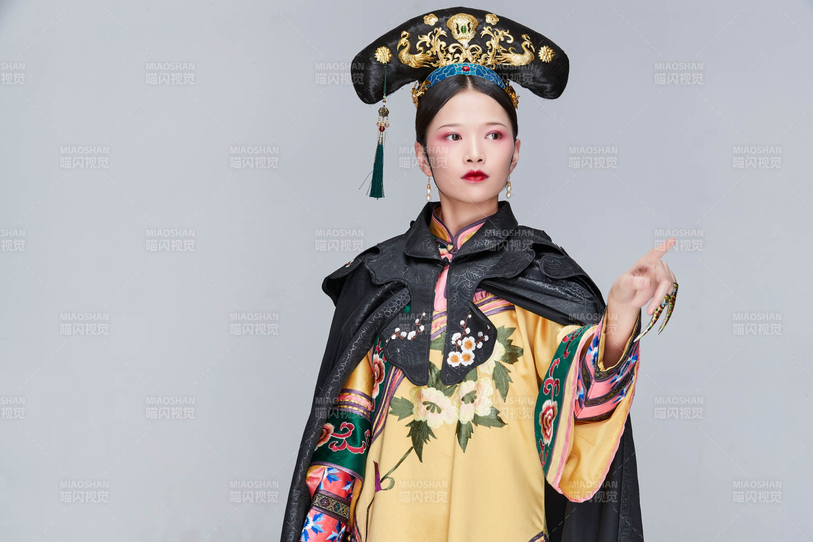 白色背景下的清代女性古装造型清朝古装图片