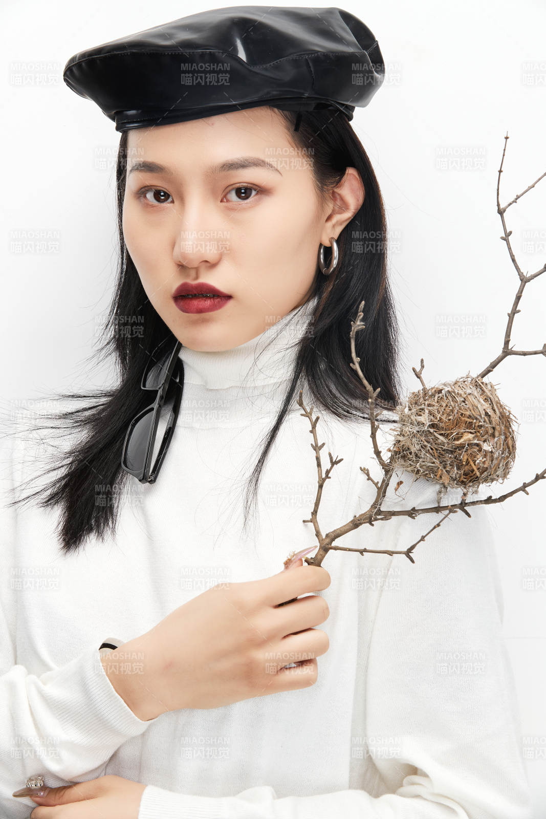 身穿复古服装的亚洲少女人像图片