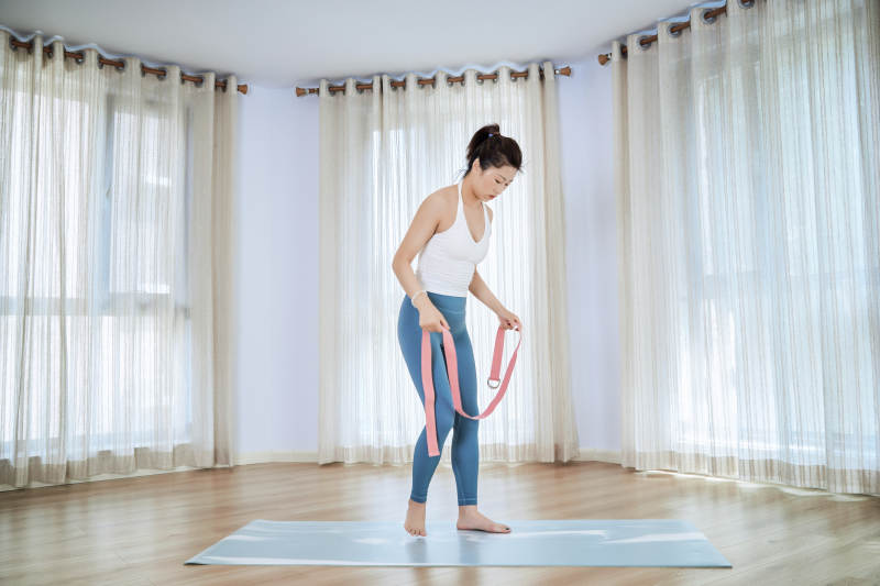 做瑜伽动作的亚洲年轻女性图片