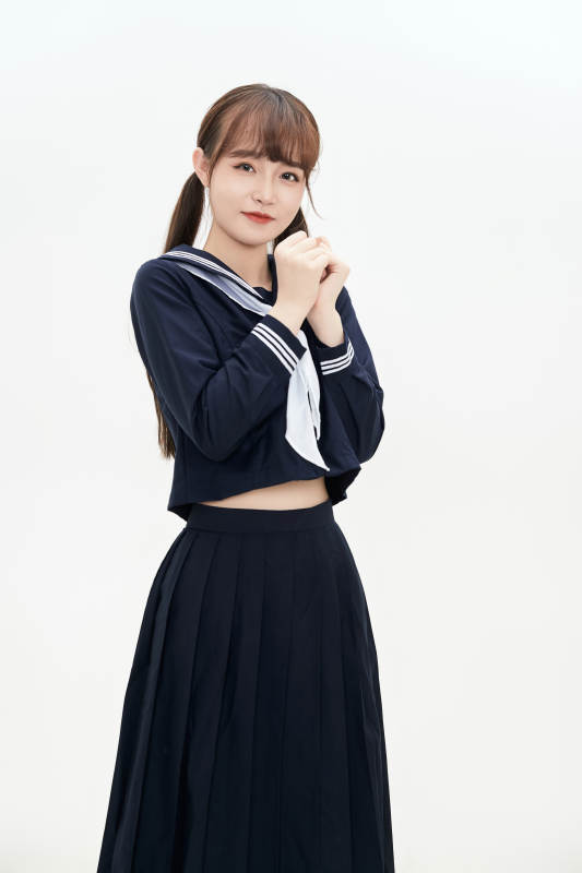 身穿日系高中制服的美丽少女图片