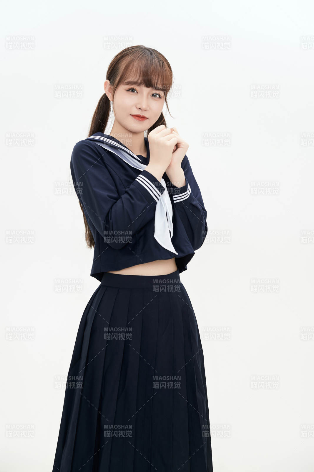 身穿日系高中制服的美丽少女图片