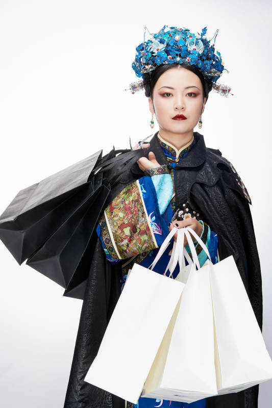 穿越而来手提购物袋的清朝皇后图片