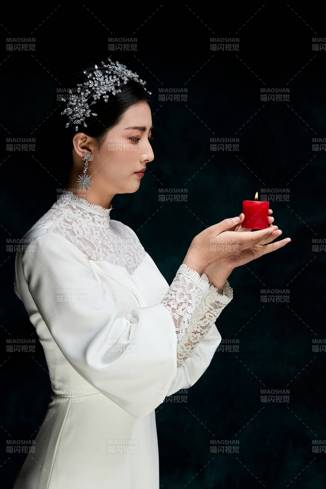 黑色背景下的女性复古婚纱妆面图片