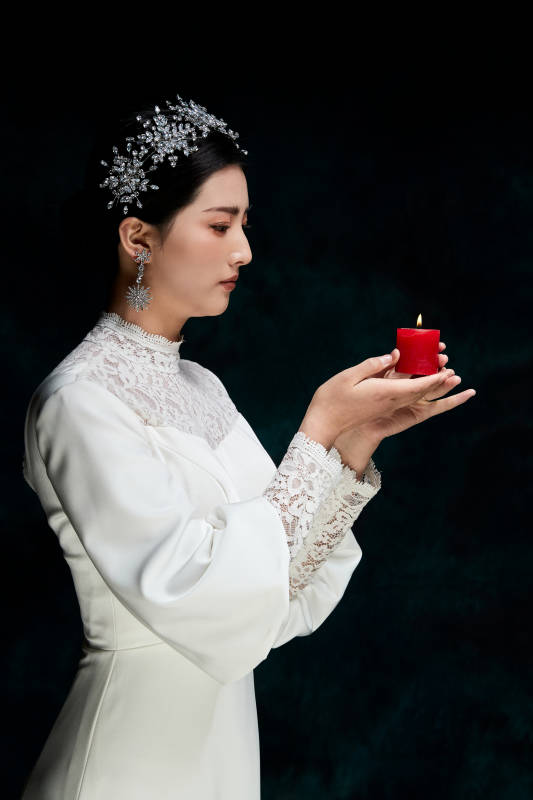 黑色背景下的女性复古婚纱妆面图片