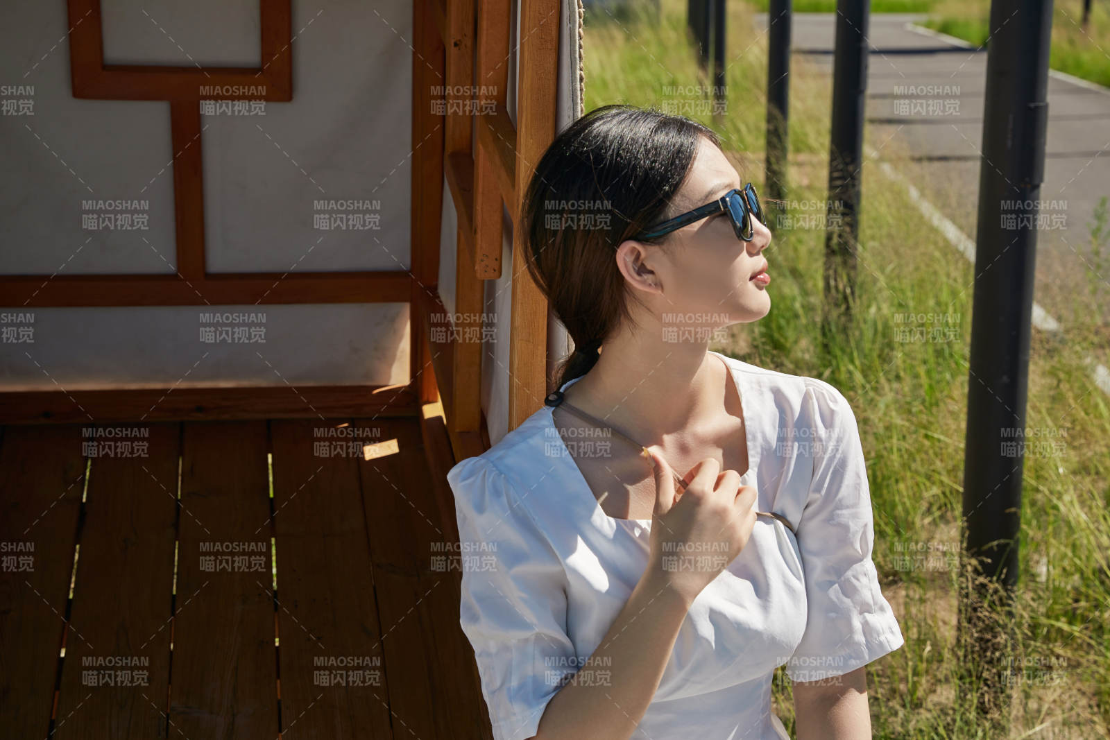 草原湿地公园游玩拍照的亚洲少女图片