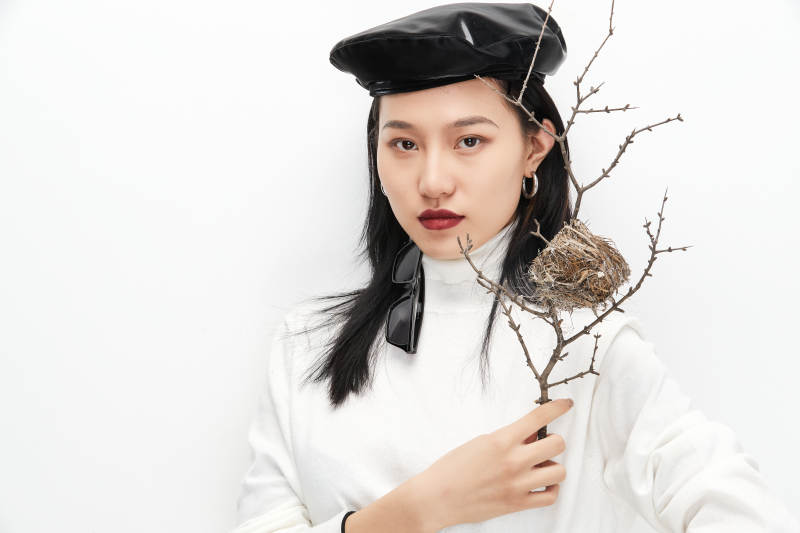 身穿复古服装的亚洲少女人像图片