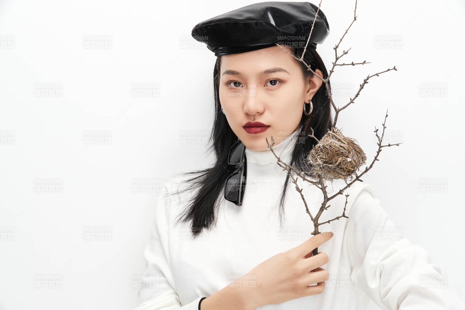 身穿复古服装的亚洲少女人像图片