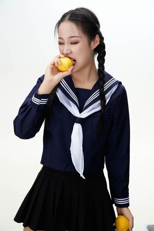 吃水果的亚洲东方长发少女图片