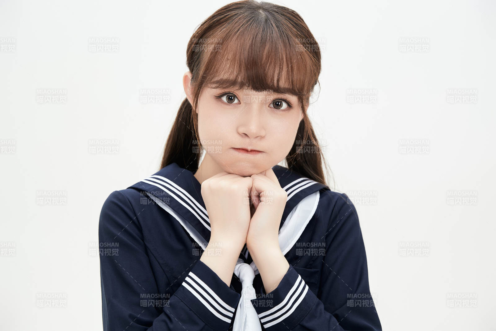 身穿日系高中制服的美丽少女图片