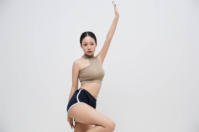 穿着运动服的亚洲美女图片