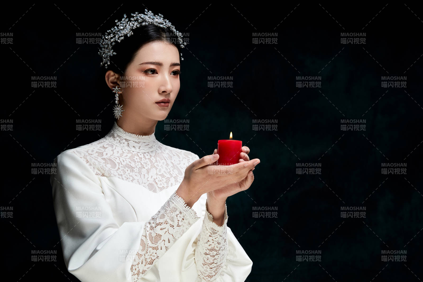 黑色背景下的女性复古婚纱妆面图片