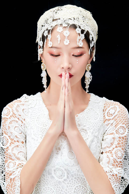 黑色背景下的美妆新娘彩妆人像图片