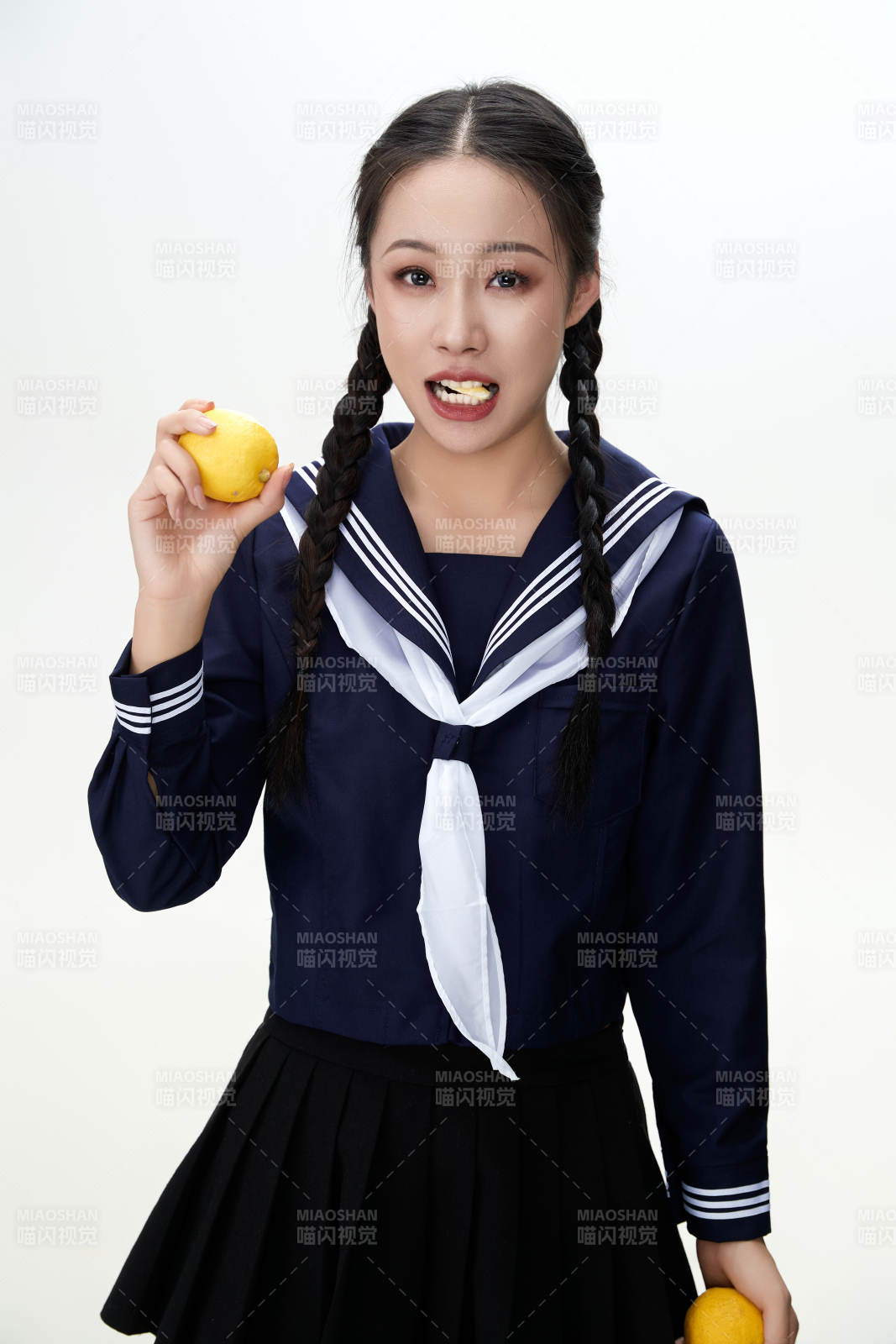 吃水果的亚洲东方长发少女图片