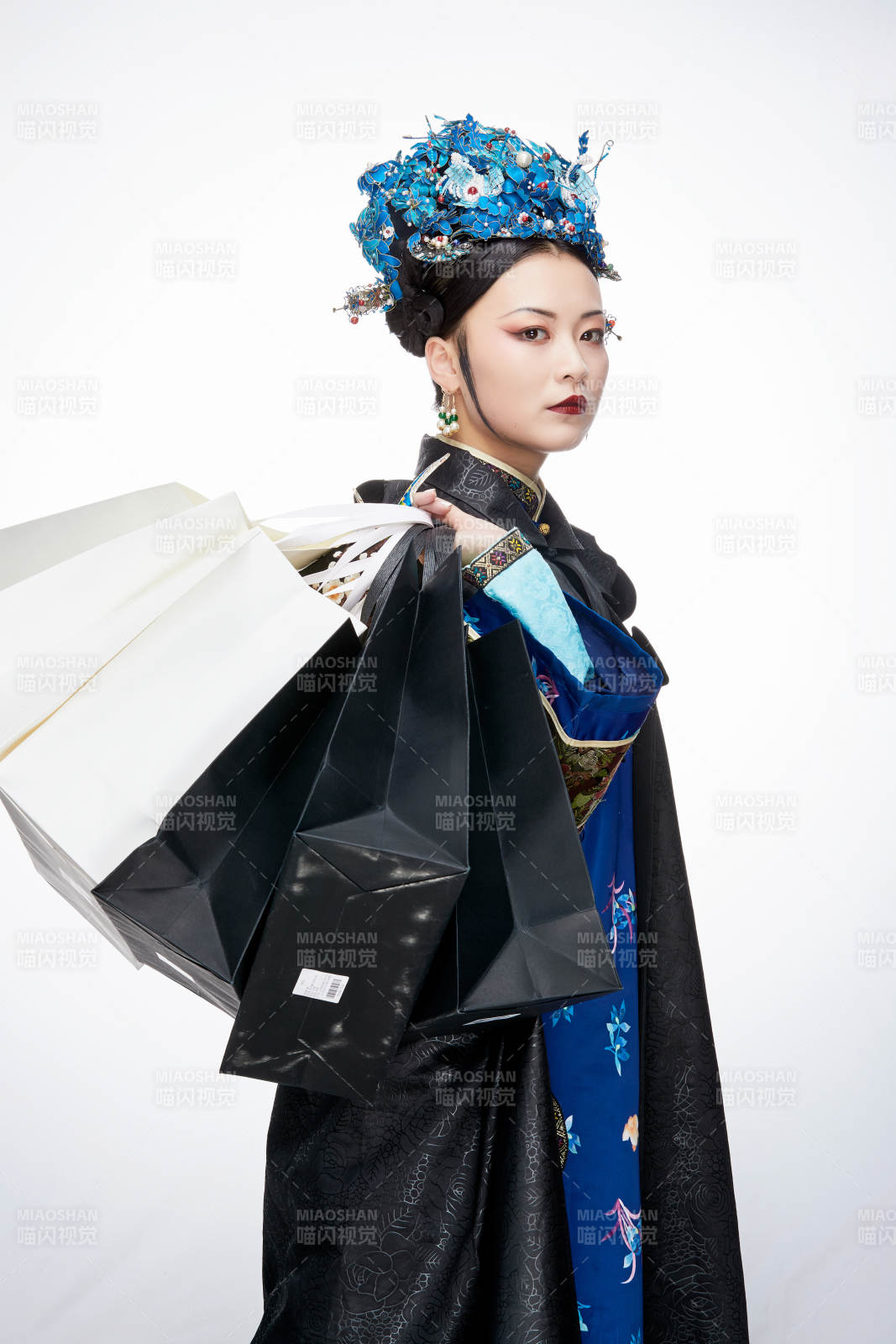 穿越而来手提购物袋的清朝皇后图片
