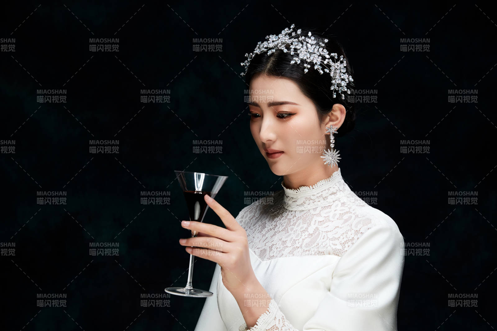 黑色背景下的女性复古婚纱妆面图片