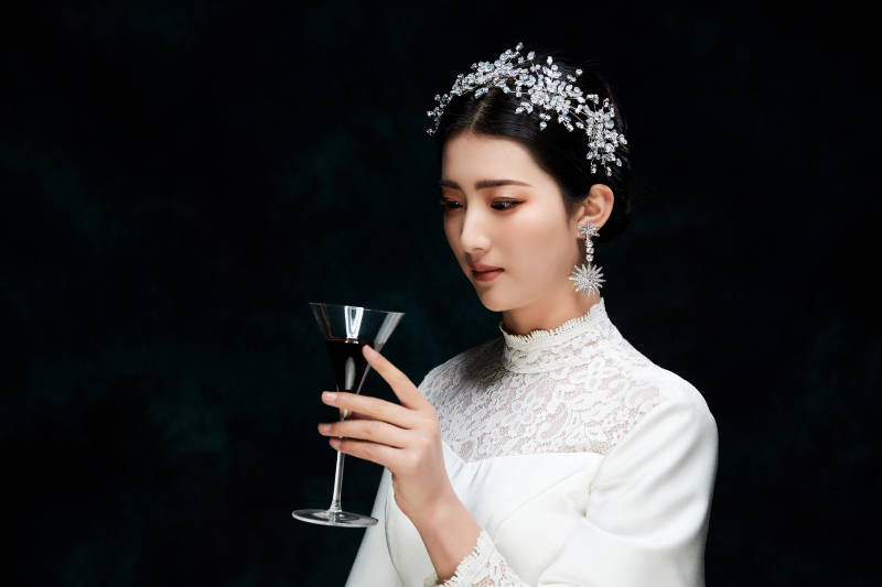 黑色背景下的女性复古婚纱妆面图片